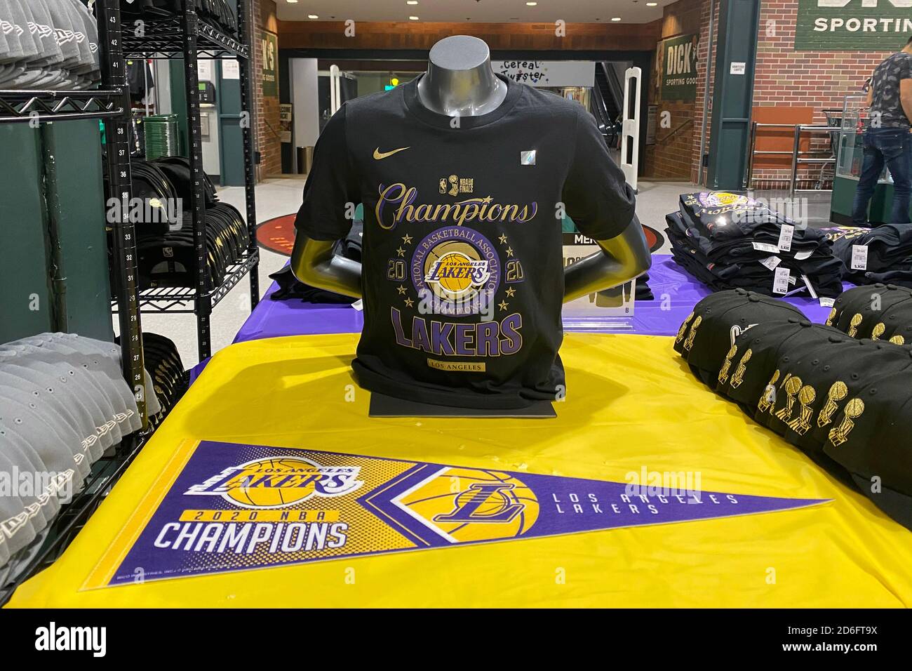 Glendale, Estados Unidos. 15 de octubre de 2020. Vista detallada de la  camiseta del campeonato Nike los Angeles Lakers 2020 NBA Finals en la  tienda Dick's Sporting Goods en Glendale Galleria, jueves,
