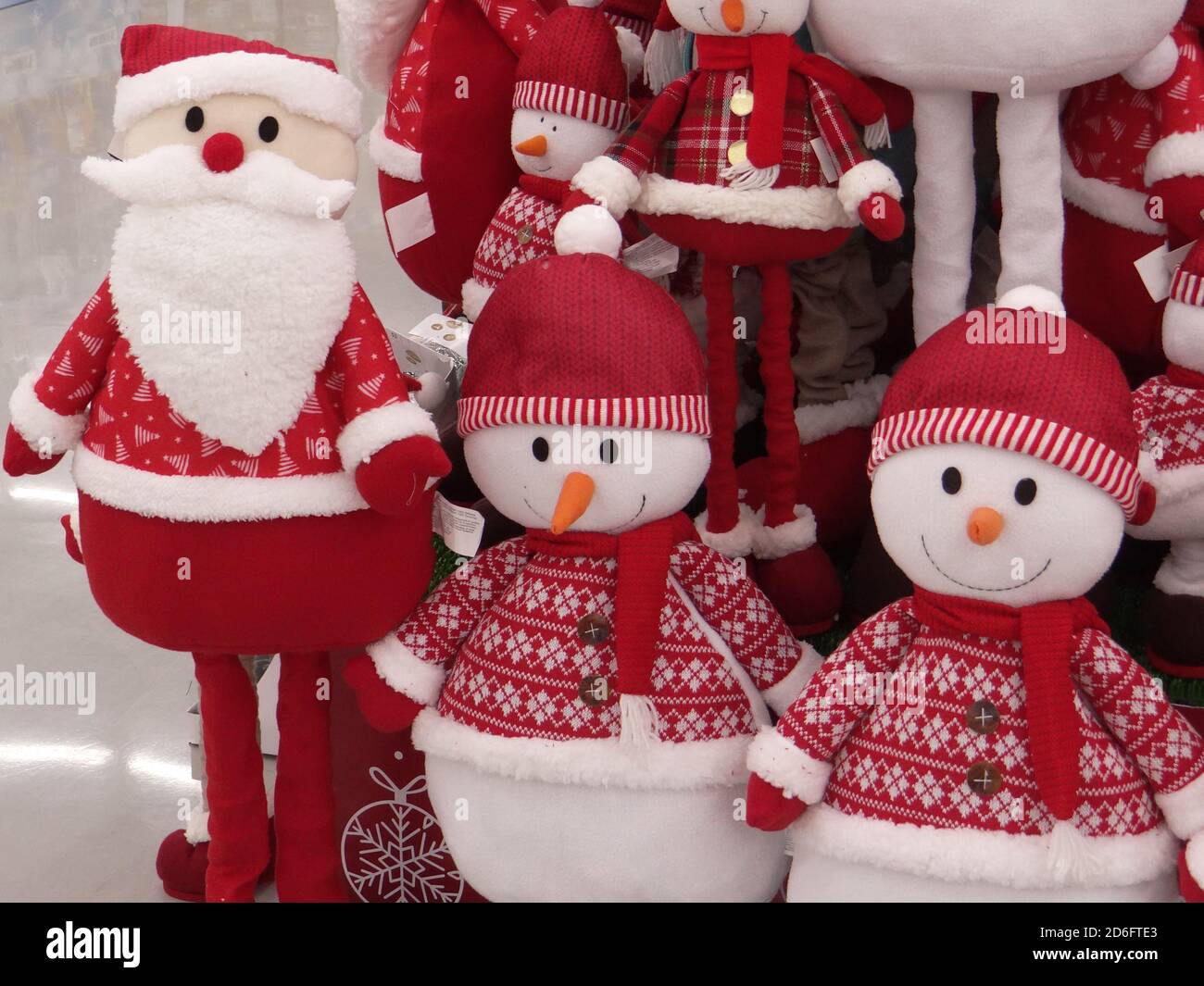 Primer plano caliente de las muñecas de Santa Claus y las cosas de Navidad  Fotografía de stock - Alamy