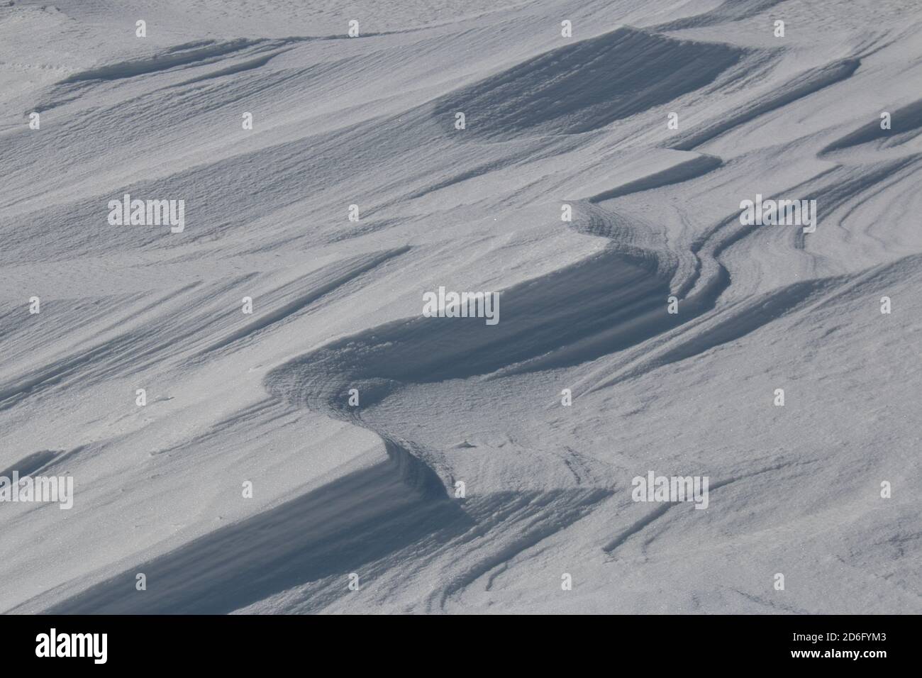 Patrones naturales y crestas en nieve barrida por el viento Foto de stock