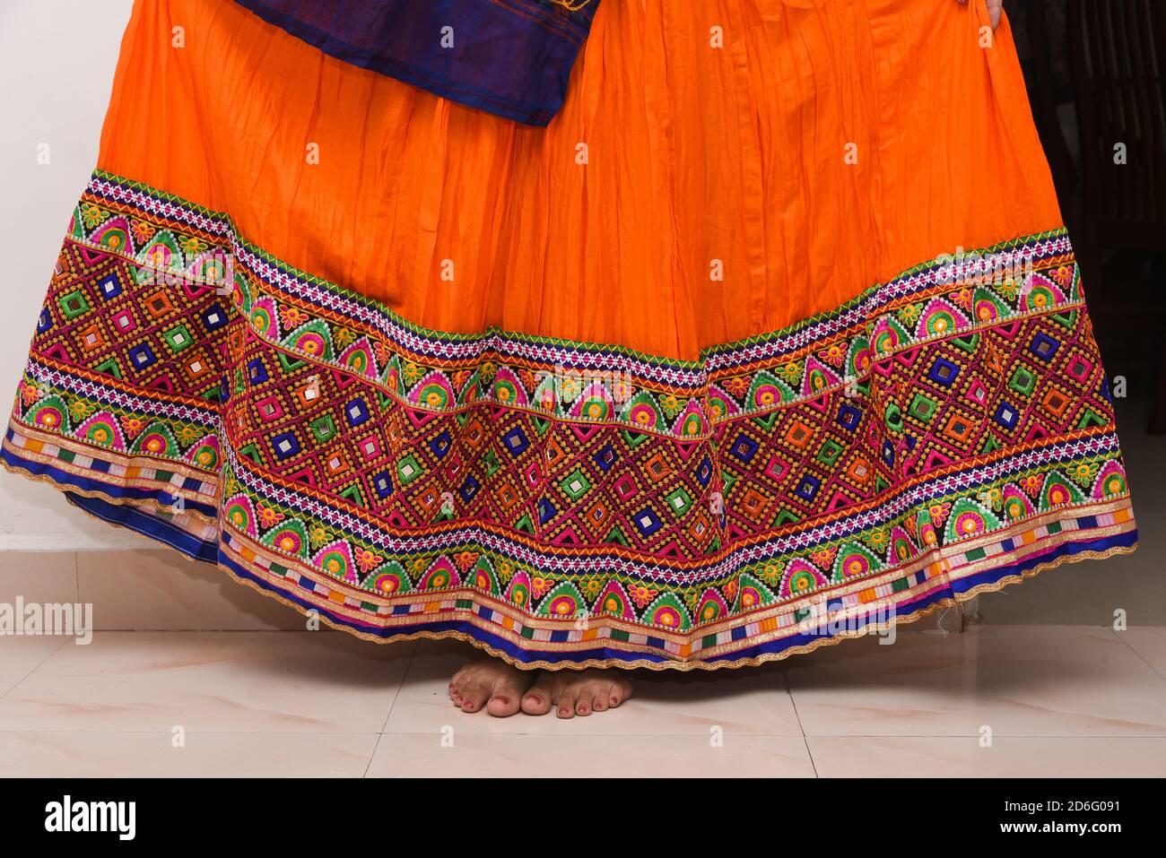 Coloridos étnicos tradicionales para mujeres o niñas Gujarat, India. tribal hecha a mano con bordado, espejo de trabajo. Vestido de boda de rural Fotografía de stock - Alamy