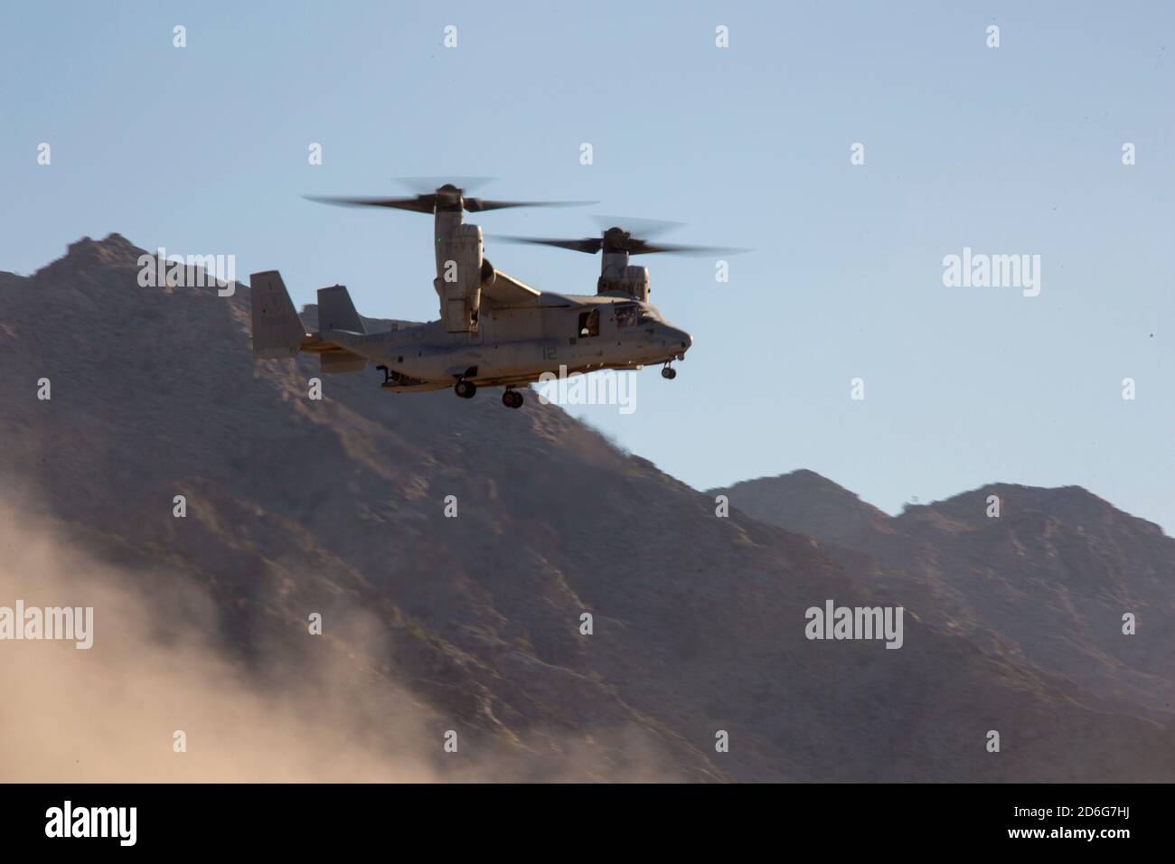 Cuerpo de Marina de EE.UU. MV-22B Osprey, asignado a armas de Aviación Marina y tácticas Squadron uno (MAWTS-1), se prepara para aterrizar para conducir una evacuación durante un escenario de inserción y extracción mientras participa en el curso Instructor de armas y tácticas (WTI) 1-21 en Combat Village, en Wellton, Arizona, 12 de octubre de 2020. El curso WTI es un evento de capacitación de siete semanas organizado por MAWTS-1, que proporciona capacitación táctica avanzada estandarizada y certificación de las calificaciones de instructores de la unidad para apoyar la capacitación y preparación de la aviación marina, y ayuda en el desarrollo y empleo de armas de aviación y Foto de stock