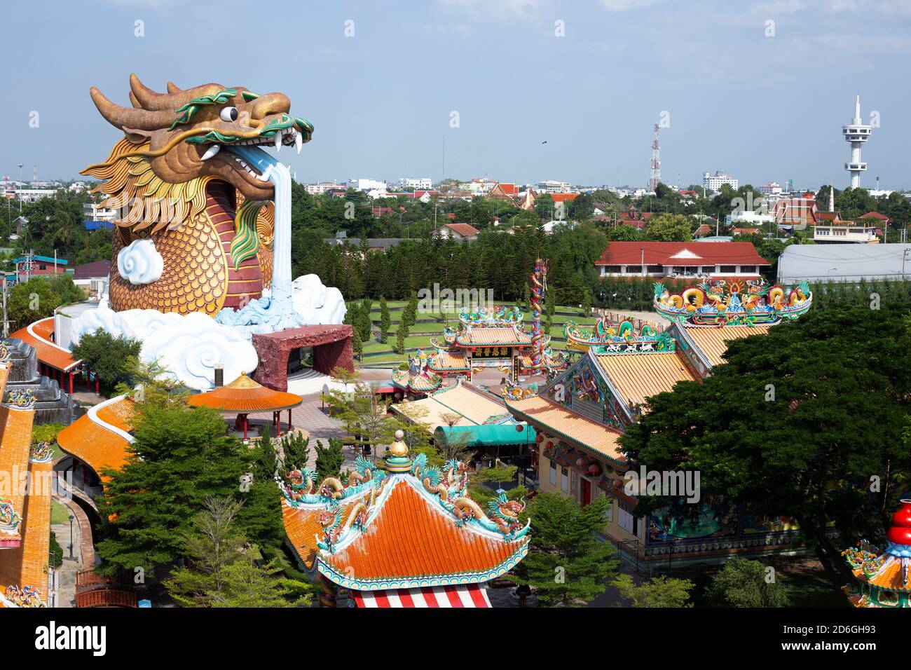 Enorme estatua de dragón en el Parque Paraíso del Dragón, un punto de referencia de un templo tailandés-chino. Suphan Buri, Tailandia Foto de stock