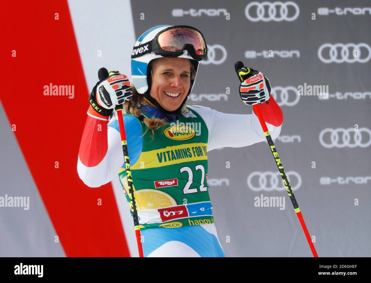 Alpine Skiing - FIS Ski World Cup - Soelden - Women's Giant Slalom - Soelden, Austria - 17 de octubre de 2020 la Suiza Andrea Ellenberger reacciona después de su segunda carrera REUTERS/Leonhard Foeger Foto de stock