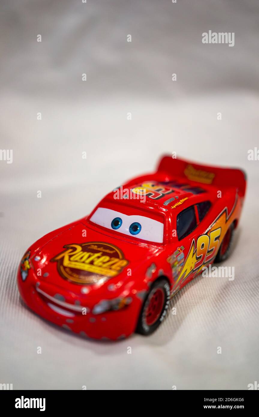 POZNAN, POLONIA - Oct 16, 2020: Disney Pixar rojo modelo juguete Lightning  McQueen coche de carreras Fotografía de stock - Alamy
