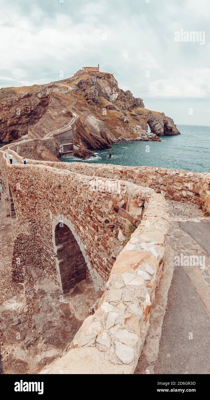 Isla Gaztelugatxe en Vizcaya, España. Tiene un pequeño ...