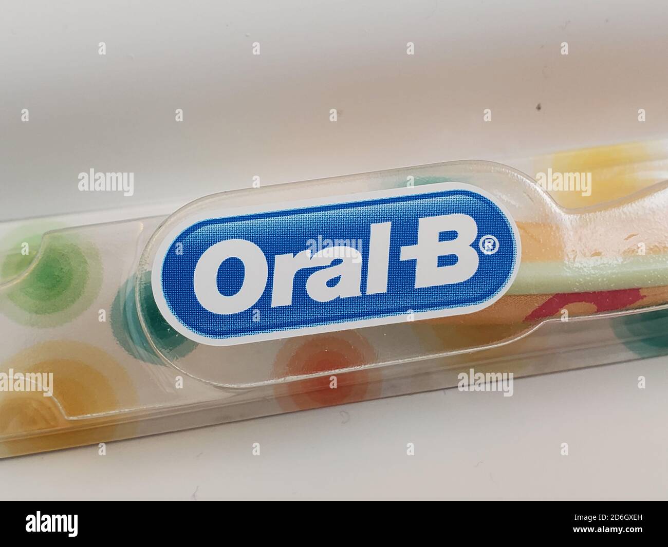 Primer plano del logotipo para Oral B en cepillo de dientes, un