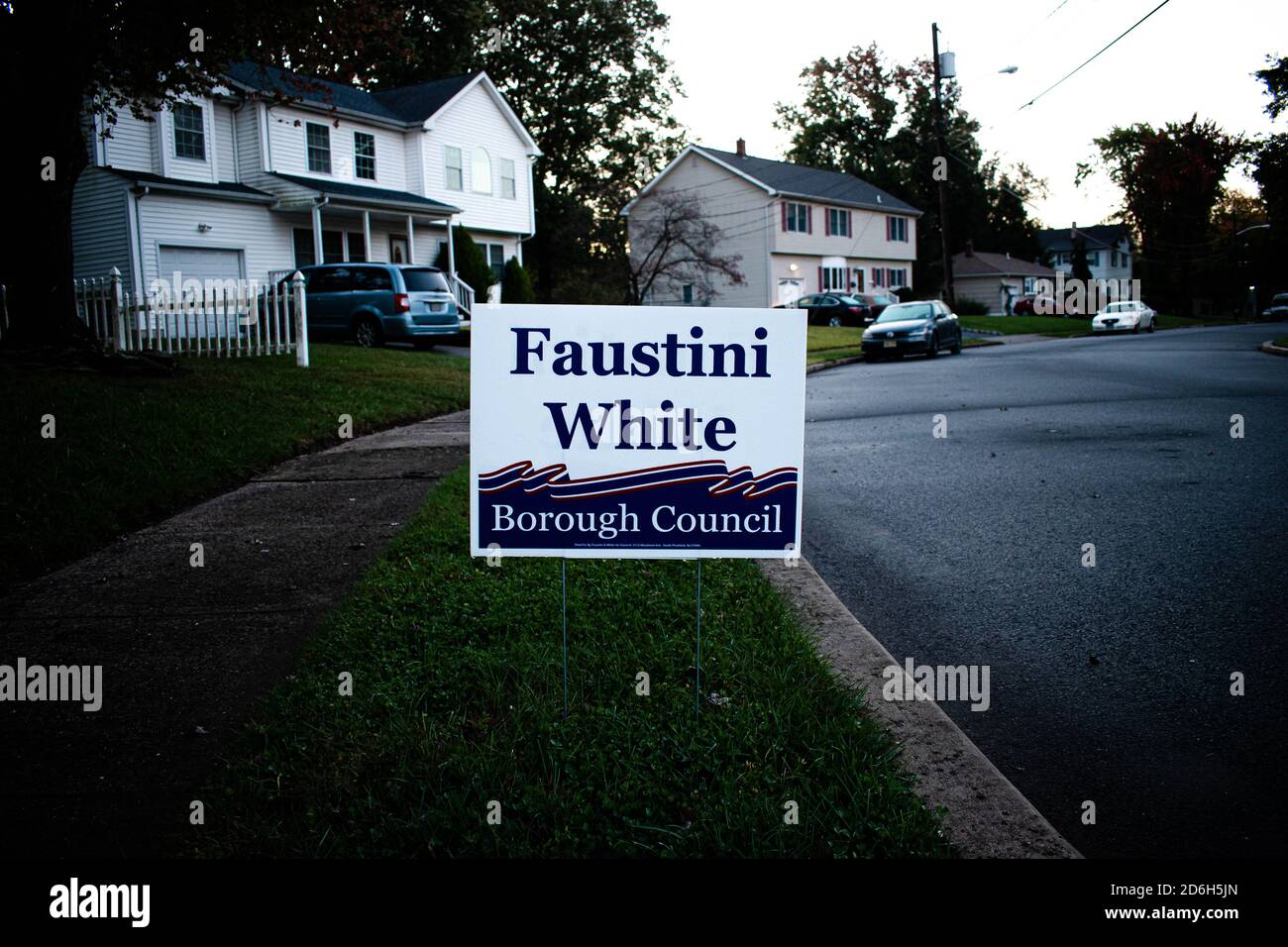 Faustini y Blanco para la elección del Consejo Borough firman en un Barrio residencial de Nueva Jersey Foto de stock