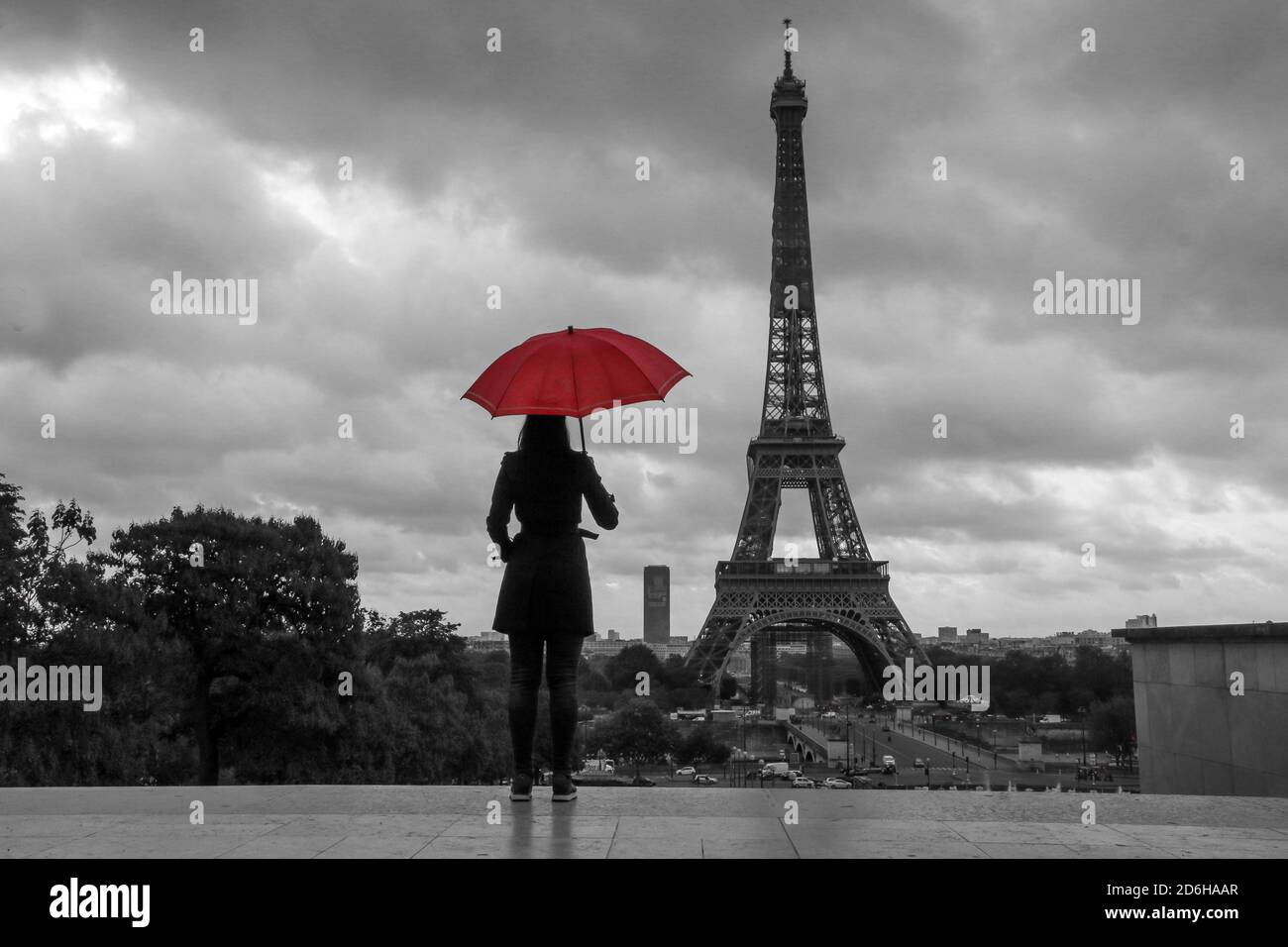 Paraguas rojo negro blanco fotografías e imágenes de alta resolución - Alamy