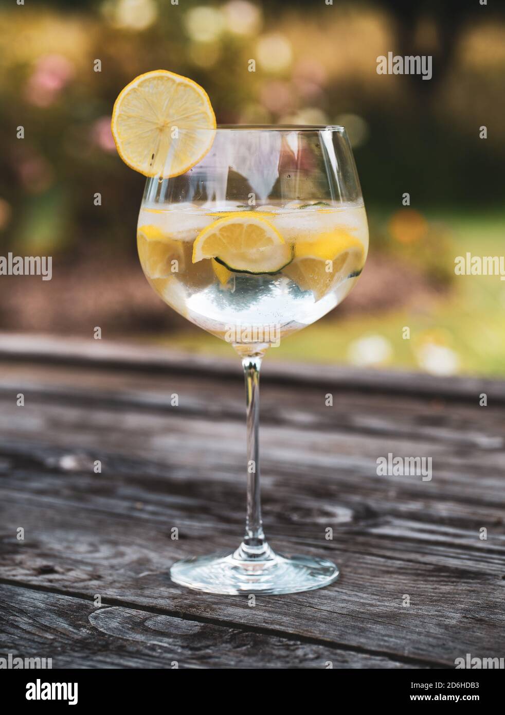Vaso de Gin y Tonic con trozos de limón una mesa de madera Fotografía de  stock - Alamy