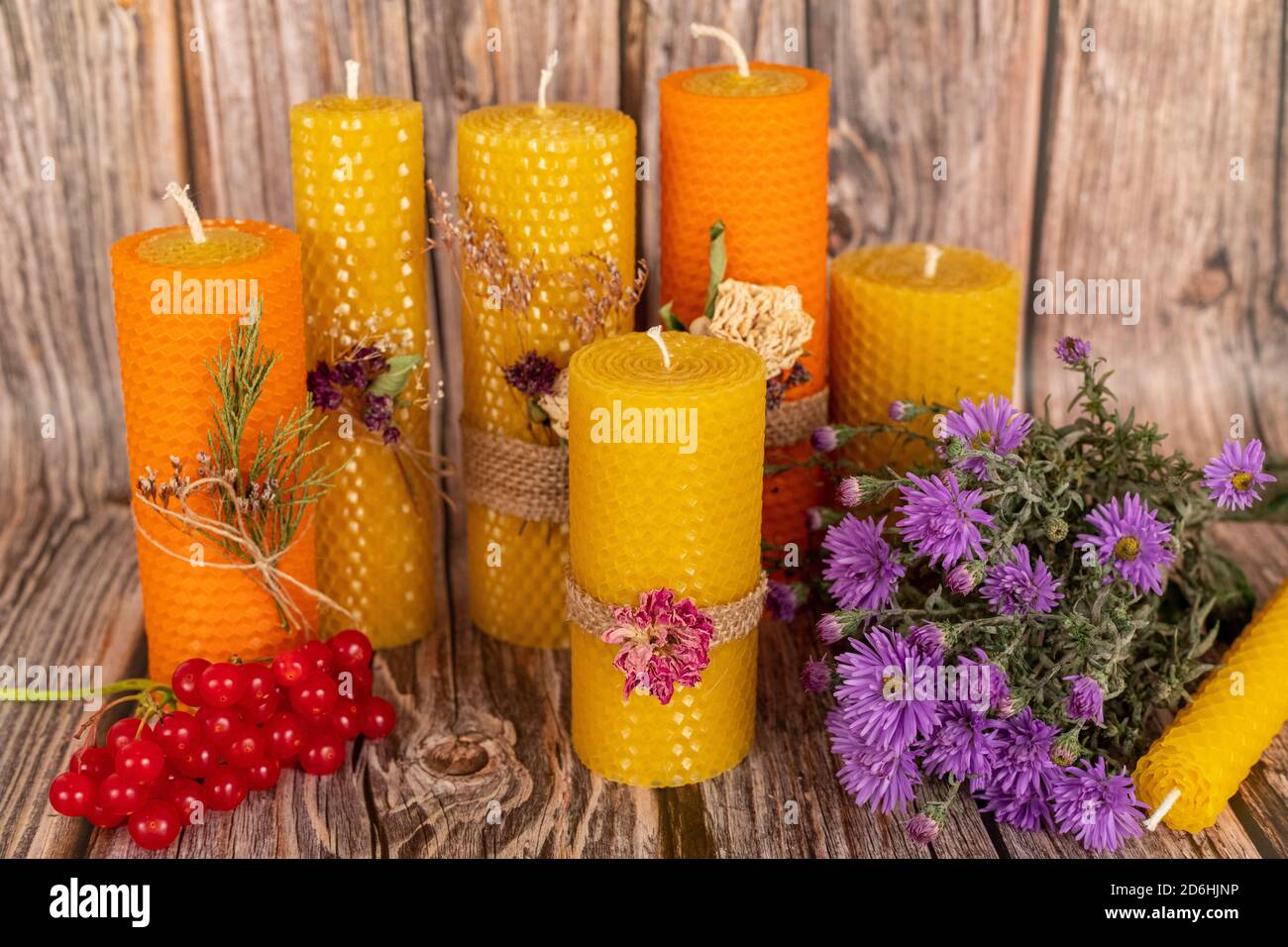 Velas de miel amarillas hechas a mano de cera natural sobre un fondo de  tablas de madera. Elementos de materiales naturales. Composición de Navidad  o año Nuevo Fotografía de stock - Alamy