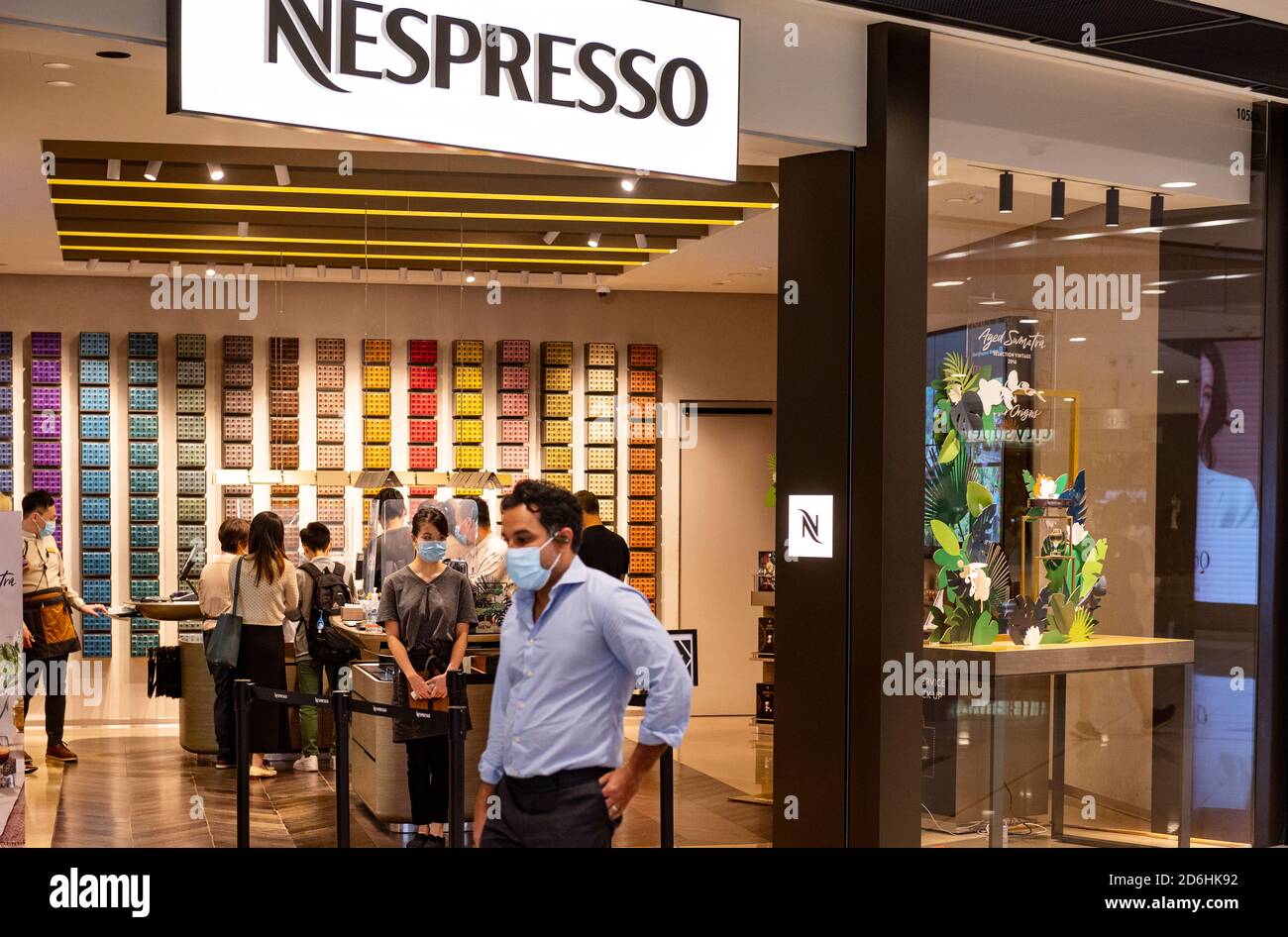 Tienda de alta gama Suiza y líder mundial en cápsulas de café Marca  Nespresso visto en Hong Kong Fotografía de stock - Alamy