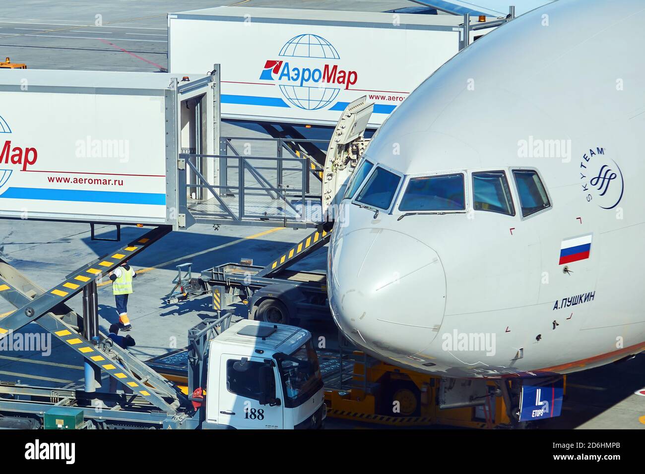 Moscú, Rusia - 16 de septiembre de 2020: Carga de equipaje en un avión  Aeroflot en el aeropuerto de Sheremetyevo Fotografía de stock - Alamy