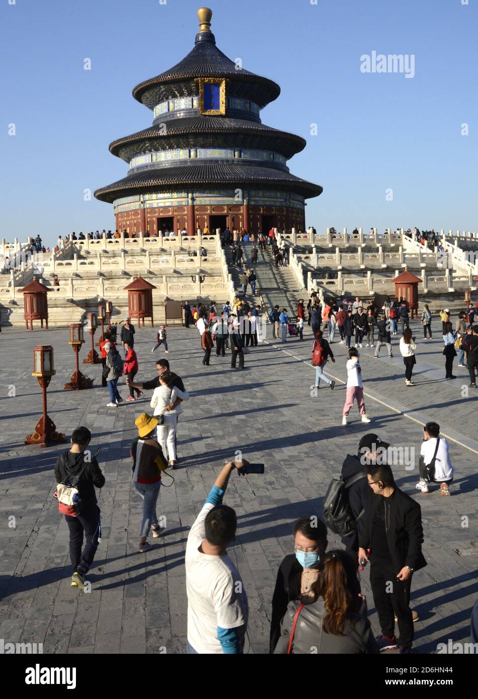 Pekín, China. 17 de octubre de 2020. La gente visita el Templo del Cielo en Beijng, capital de China, 17 de octubre de 2020. Crédito: Li Xin/Xinhua/Alamy Live News Foto de stock