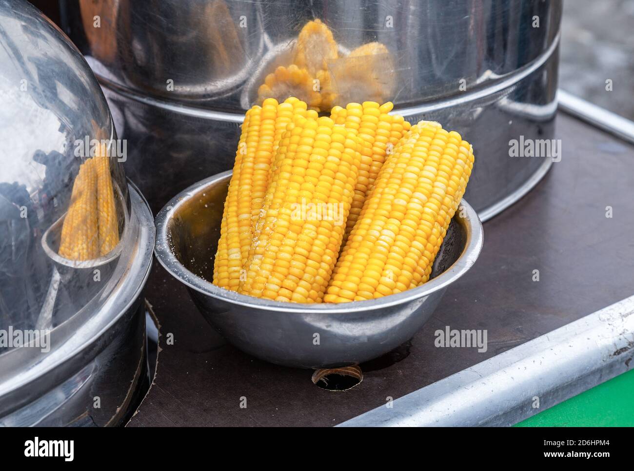 Maíz al vapor en una cacerola de cocina, comida callejera. Mazorcas de maíz  hervido con un poco de azúcar o sal para obtener un sabor delicioso  Fotografía de stock - Alamy