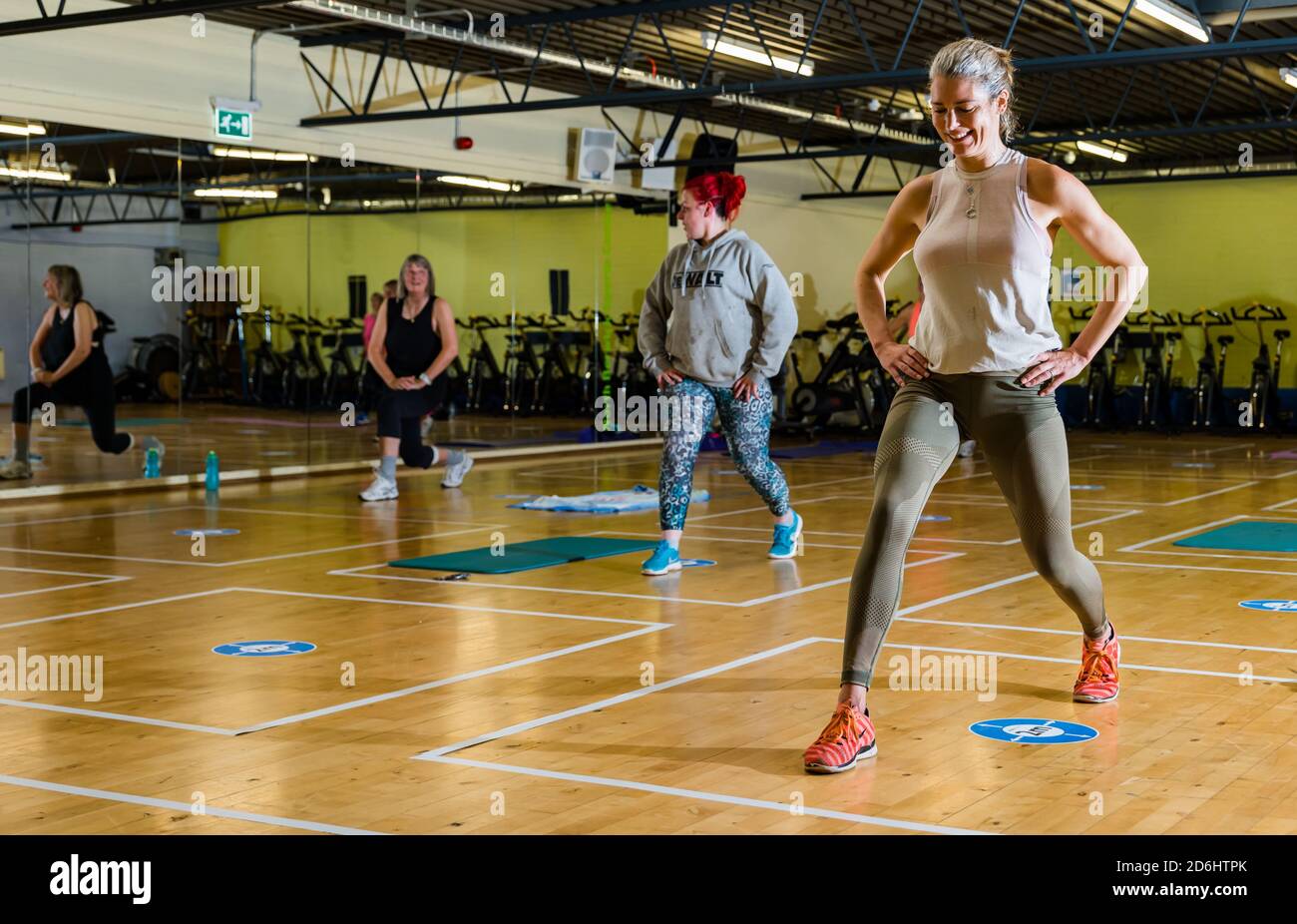 Mujeres en clase de ejercicios, centro deportivo North Berwick, East Lothian, Escocia, Reino Unido Foto de stock