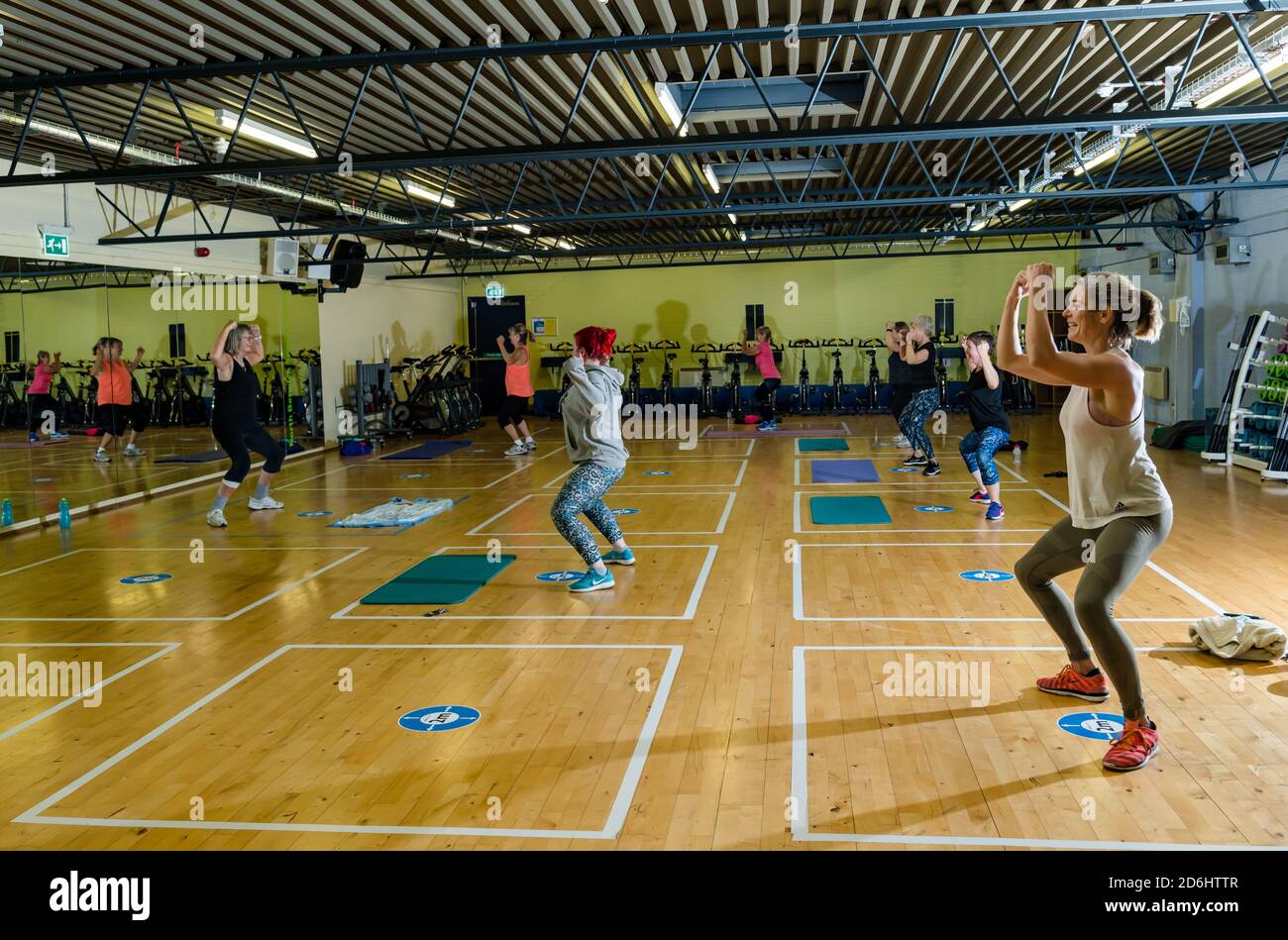 Mujeres en clase de ejercicios, centro deportivo North Berwick, East Lothian, Escocia, Reino Unido Foto de stock