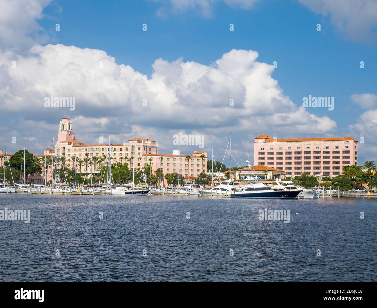 El hotel Vinoy, el puerto deportivo y los apartamentos a través de la cuenca del yate del norte en el centro de St Petersburg Florida frente al mar Foto de stock