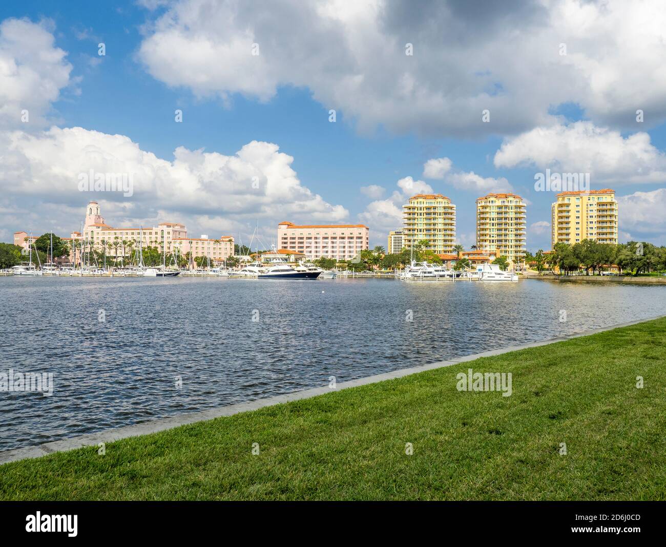 El hotel Vinoy, el puerto deportivo y los apartamentos a través de la cuenca del yate del norte en el centro de St Petersburg Florida frente al mar Foto de stock