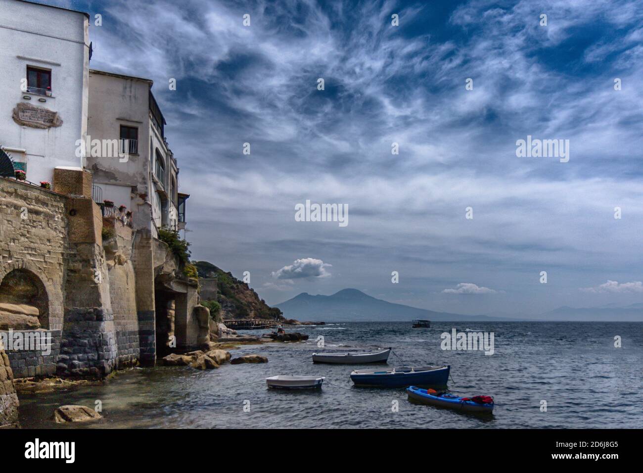 Marechiaro-Nápoles. Il nome Marechiaro non viene, ven comunemente si prensa, dalla trasparenza delle acque del mare di Posillipo, ma dalla loro quiete. Foto de stock