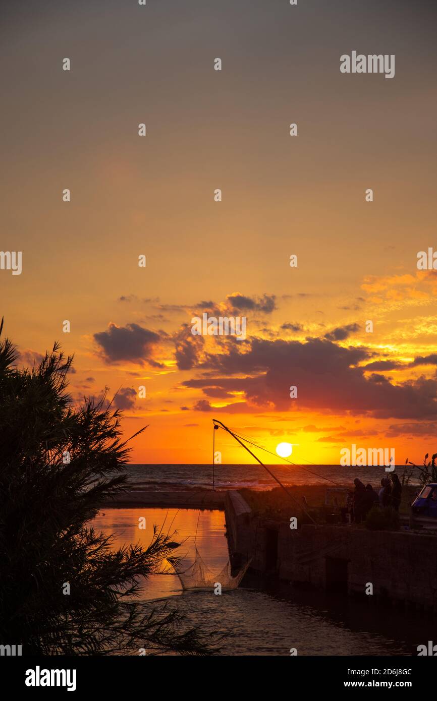 Pescatori al tramonto, litorale domizio, Campania- Italia Foto de stock