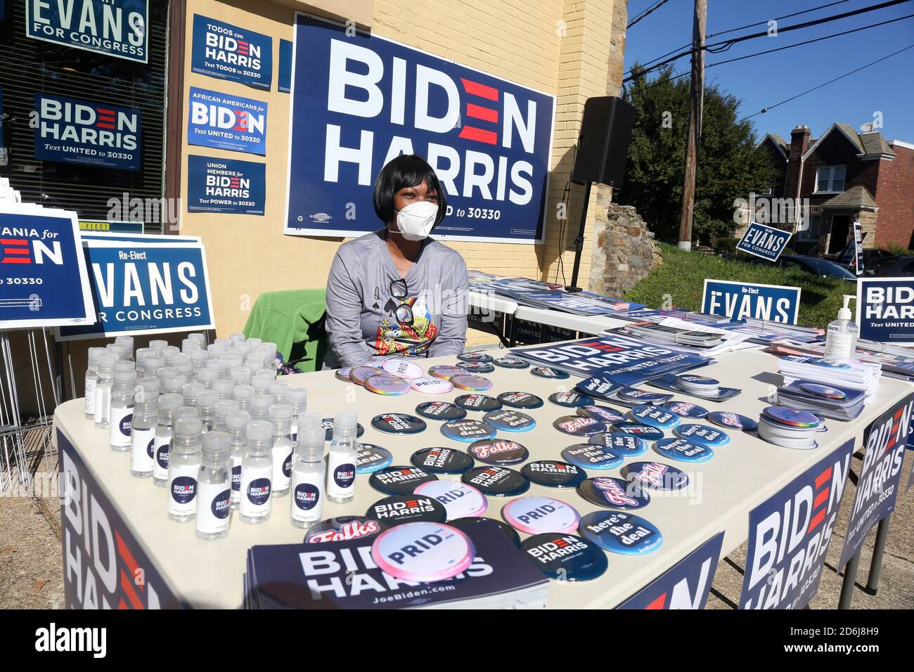 Filadelfia, PA, EE.UU. 17 de octubre de 2020. : Doug Emhoff (esposo de Kamala Harris) fotografió visitando uno de los Centros de activación de Votante (VAC) de PA Dems en Filadelfia para conocer al personal y voluntarios que están trabajando para asegurar que cada miembro de la comunidad tenga un plan para votar temprano en Filadelfia, Pa. 17 de octubre de 2020 crédito: : Star Shooter/Media Punch/Alamy Live News Foto de stock