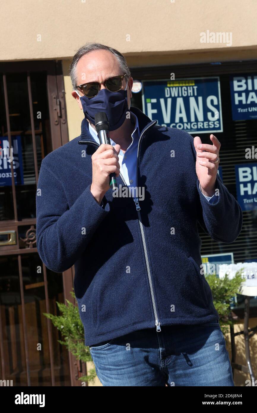 Filadelfia, PA, EE.UU. 17 de octubre de 2020. : Doug Emhoff (esposo de Kamala Harris) fotografió visitando uno de los Centros de activación de Votante (VAC) de PA Dems en Filadelfia para conocer al personal y voluntarios que están trabajando para asegurar que cada miembro de la comunidad tenga un plan para votar temprano en Filadelfia, Pa. 17 de octubre de 2020 crédito: : Star Shooter/Media Punch/Alamy Live News Foto de stock