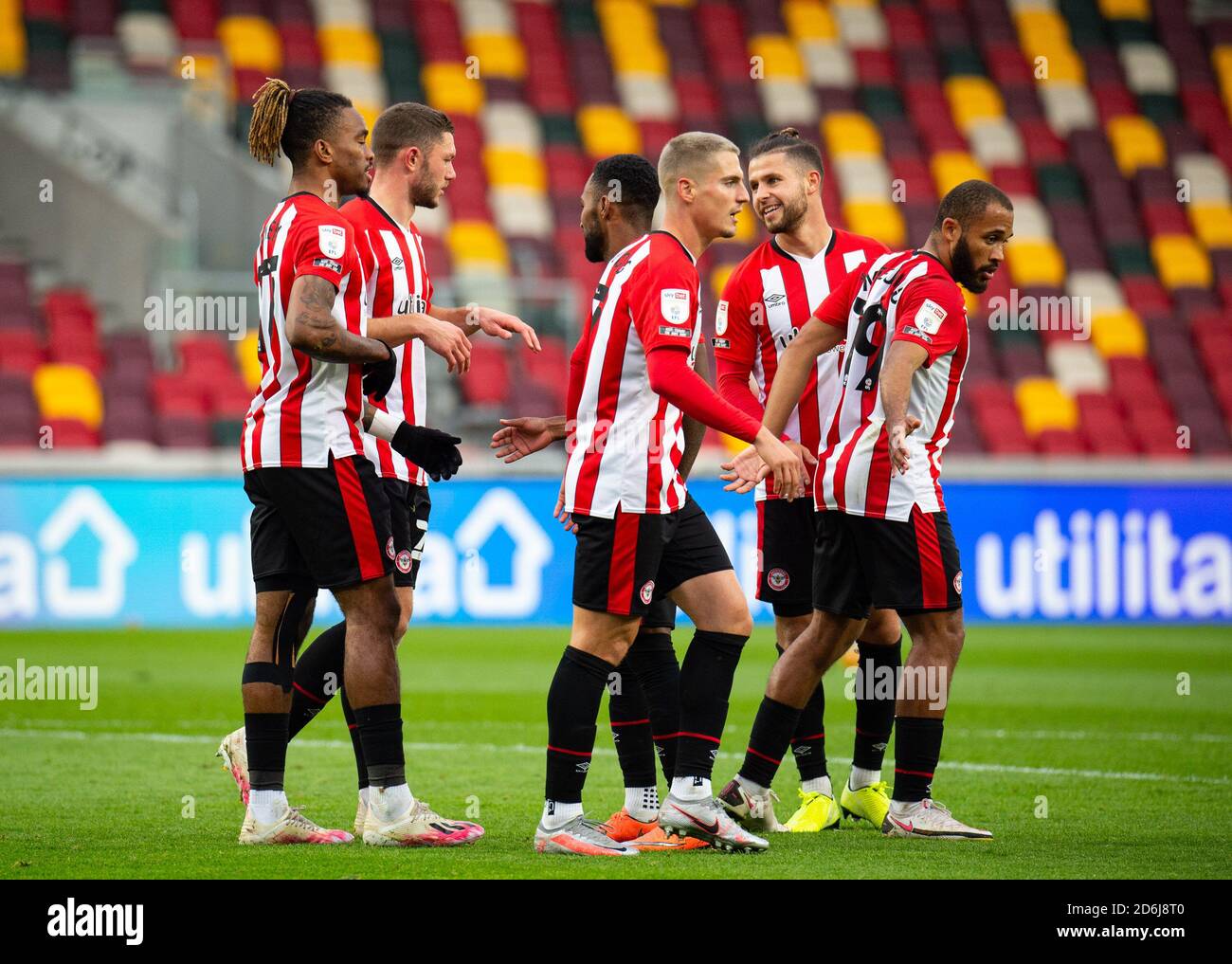 Brentford, Reino Unido. 17 de octubre de 2020. Los jugadores de Brentford celebran el primer gol de Ivan Toney durante el partido del Sky Bet Championship entre Brentford y Coventry City en el Brentford Community Stadium, Brentford, Inglaterra, el 17 de octubre de 2020. Foto de Andrew Aleksiejczuk/Prime Media Images. Crédito: Prime Media Images/Alamy Live News Foto de stock