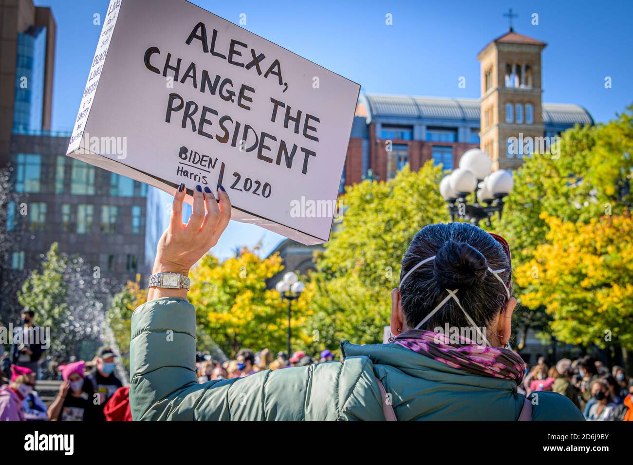 EE.UU. 17 de octubre de 2020. Cientos de mujeres se reunieron en Washington Square Park y salieron a las calles de Manhattan el 17 de octubre de 2020 como parte de varios eventos coordinados a nivel nacional para denunciar las acciones de Donald Trump para reemplazar a un juez de la Corte Suprema antes de las elecciones presidenciales. Aunque la cuarta marcha anual de las mujeres ocurrió a principios de este año, el evento de hoy fue organizado en honor de la fallecida Juez Ruth Bader Ginsburg. (Foto de Erik McGregor/Sipa USA) crédito: SIPA USA/Alamy Live News Foto de stock