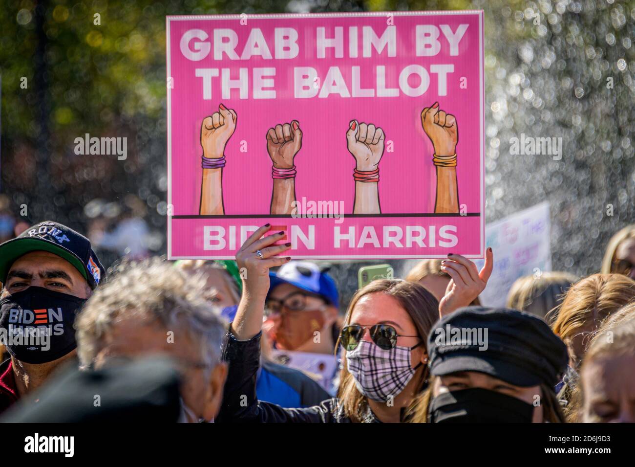 EE.UU. 17 de octubre de 2020. Cientos de mujeres se reunieron en Washington Square Park y salieron a las calles de Manhattan el 17 de octubre de 2020 como parte de varios eventos coordinados a nivel nacional para denunciar las acciones de Donald Trump para reemplazar a un juez de la Corte Suprema antes de las elecciones presidenciales. Aunque la cuarta marcha anual de las mujeres ocurrió a principios de este año, el evento de hoy fue organizado en honor de la fallecida Juez Ruth Bader Ginsburg. (Foto de Erik McGregor/Sipa USA) crédito: SIPA USA/Alamy Live News Foto de stock