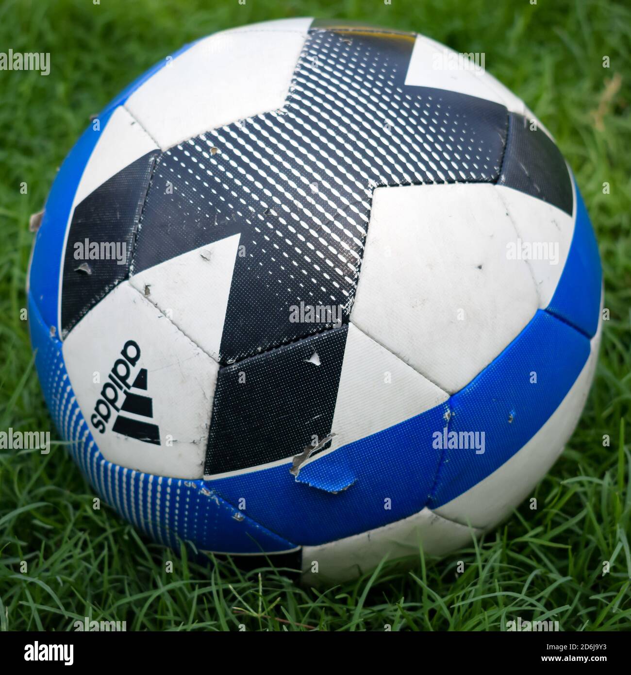 Nueva Delhi, India - Enero de 26 2020: Un jugador de fútbol celebrará el  balón oficial del partido Adidas 'Uniforia' para el torneo 'UEFA euro  2020', preparándose para ello Fotografía de stock - Alamy