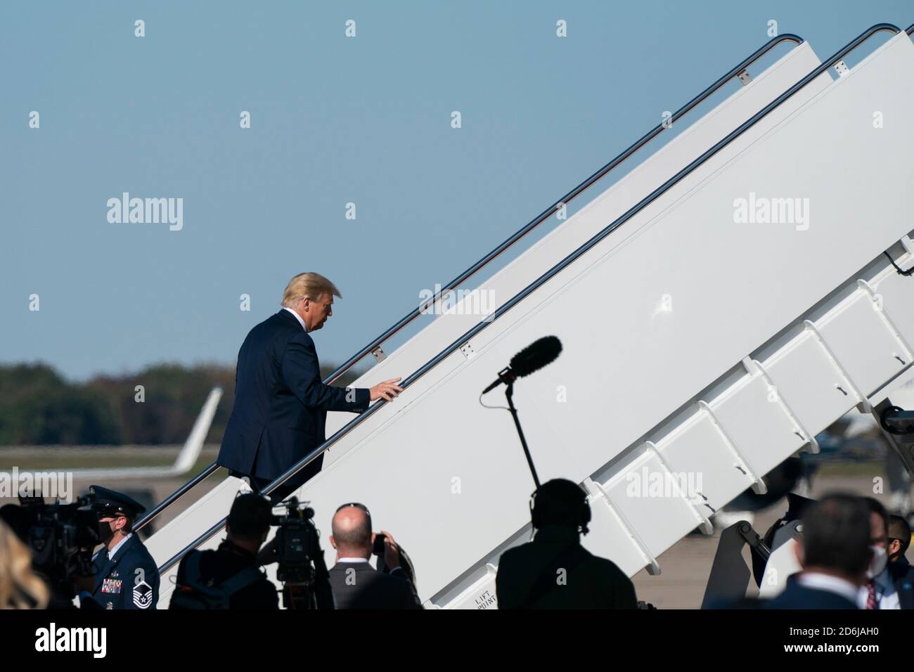 Maryland, EE.UU. 17 de octubre de 2020. El presidente estadounidense Donald J. Trump enjunta la Fuerza Aérea uno en la base conjunta Andrews en Maryland, EE.UU., el sábado, 17 de octubre de 2020. Se espera que Trump haga múltiples paradas de campaña en la costa oeste durante los próximos días, descansando durante la noche en las Vegas, Nevada. Crédito: Alex Edelman/Pool via CNP | uso en todo el mundo crédito: dpa/Alamy Live News Foto de stock