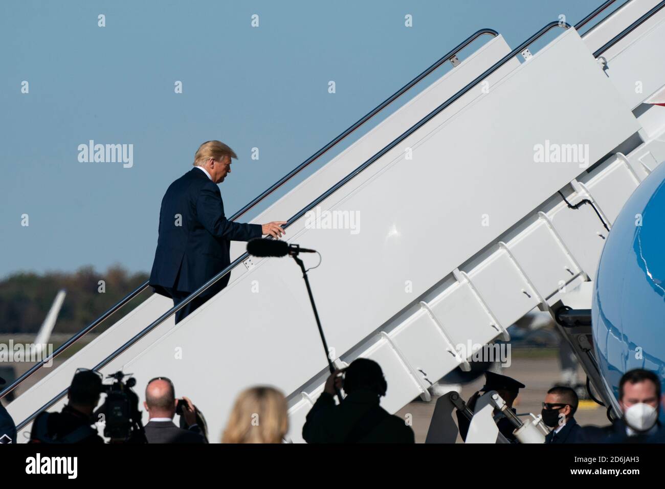 Maryland, EE.UU. 17 de octubre de 2020. El presidente estadounidense Donald J. Trump enjunta la Fuerza Aérea uno en la base conjunta Andrews en Maryland, EE.UU., el sábado, 17 de octubre de 2020. Se espera que Trump haga múltiples paradas de campaña en la costa oeste durante los próximos días, descansando durante la noche en las Vegas, Nevada. Crédito: Alex Edelman/Pool via CNP | uso en todo el mundo crédito: dpa/Alamy Live News Foto de stock