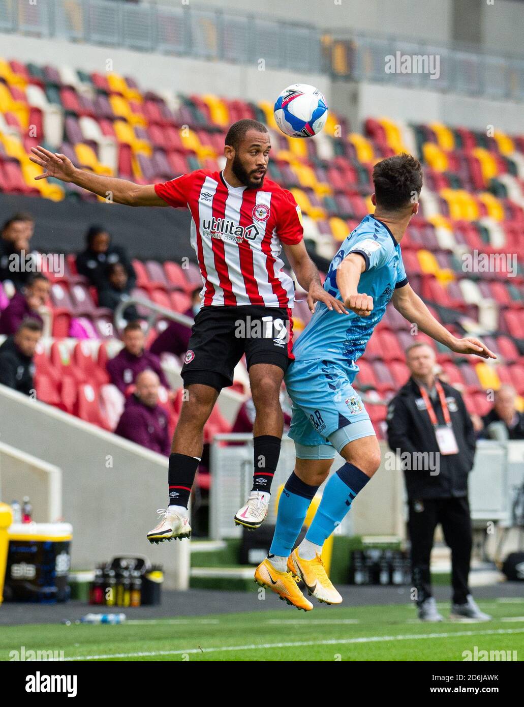 Brentford, Reino Unido. 17 de octubre de 2020. Brentford Bryan Mbeumo y Coventry Ryan Giles durante el partido Sky Bet Championship entre Brentford y Coventry City en el Brentford Community Stadium, Brentford, Inglaterra, el 17 de octubre de 2020. Foto de Andrew Aleksiejczuk/Prime Media Images. Crédito: Prime Media Images/Alamy Live News Foto de stock