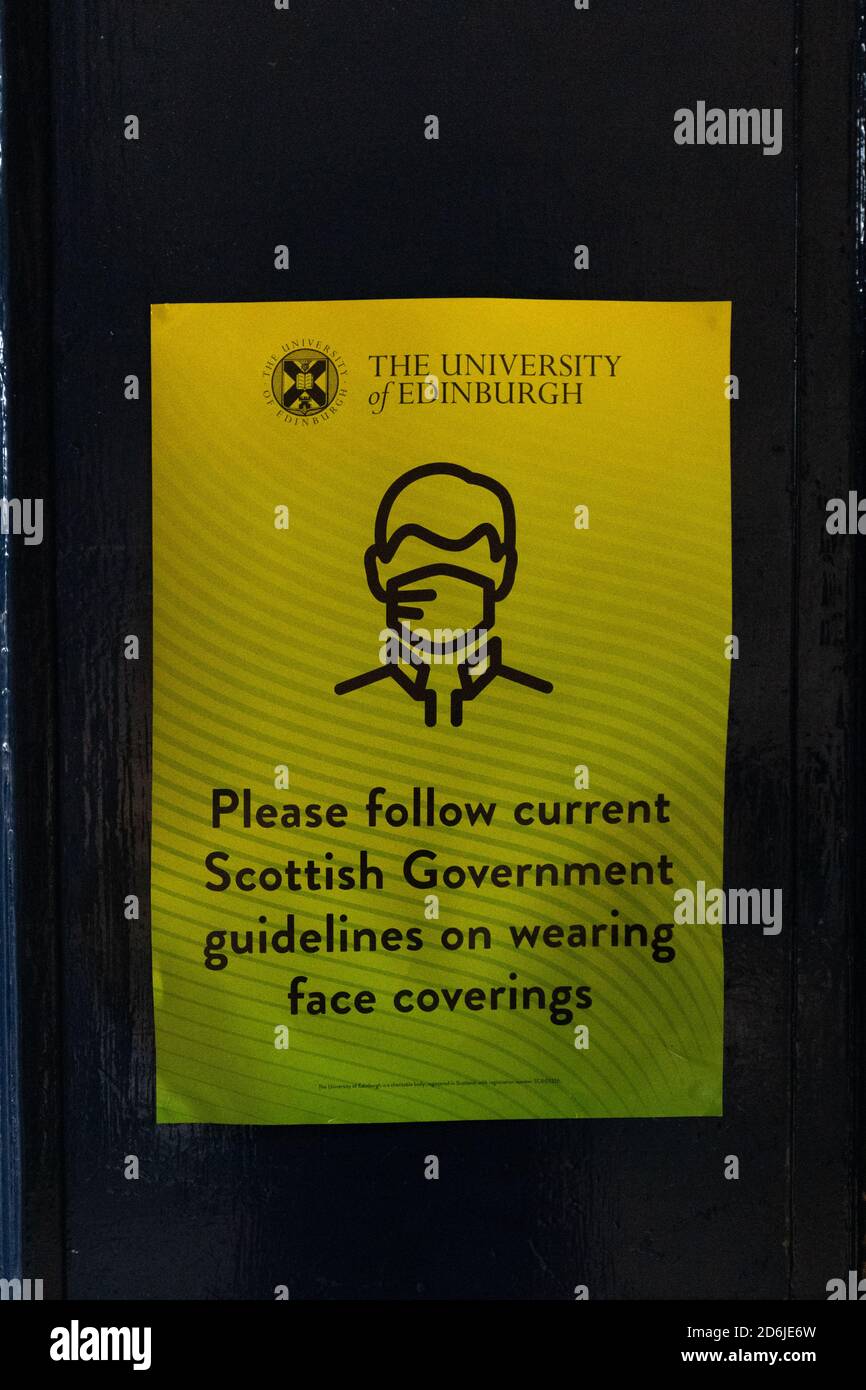 La Universidad de Edimburgo coronavirus cara cubierta signo, Edimburgo, Escocia, Reino Unido Foto de stock