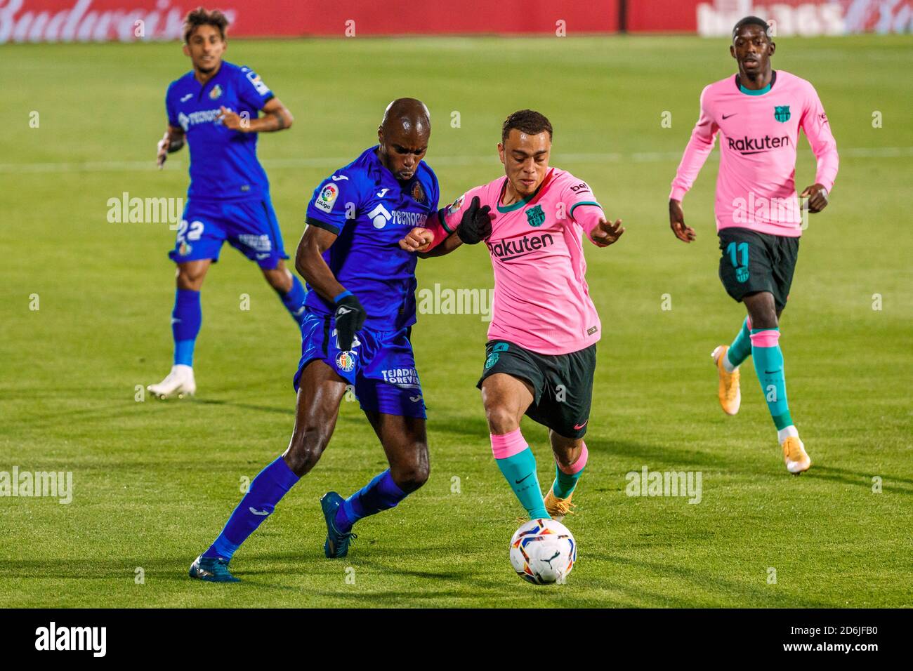 Madrid, España. 17 de octubre de 2020. Sergino Dest del FC Barcelona en acción con Allan Nyom de Getafe CF durante el partido de Liga entre Getafe CF y FC Barcelona en el Coliseo Alfonso Pérez el 17 2020 de octubre crédito: Dax Images/Alamy Live News Foto de stock