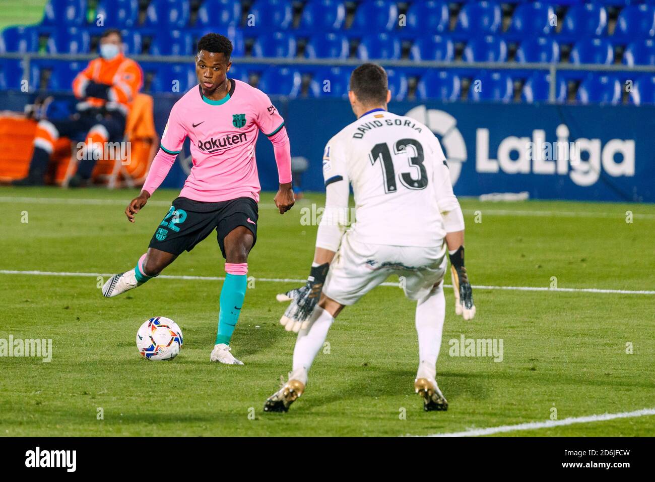 Madrid, España. 17 de octubre de 2020. Ansu Fati del FC Barcelona en acción con David Soria de Getafe CF durante el partido de Liga entre Getafe CF y FC Barcelona en el Coliseo Alfonso Pérez el 17 2020 de octubre crédito: Dax Images/Alamy Live News Foto de stock