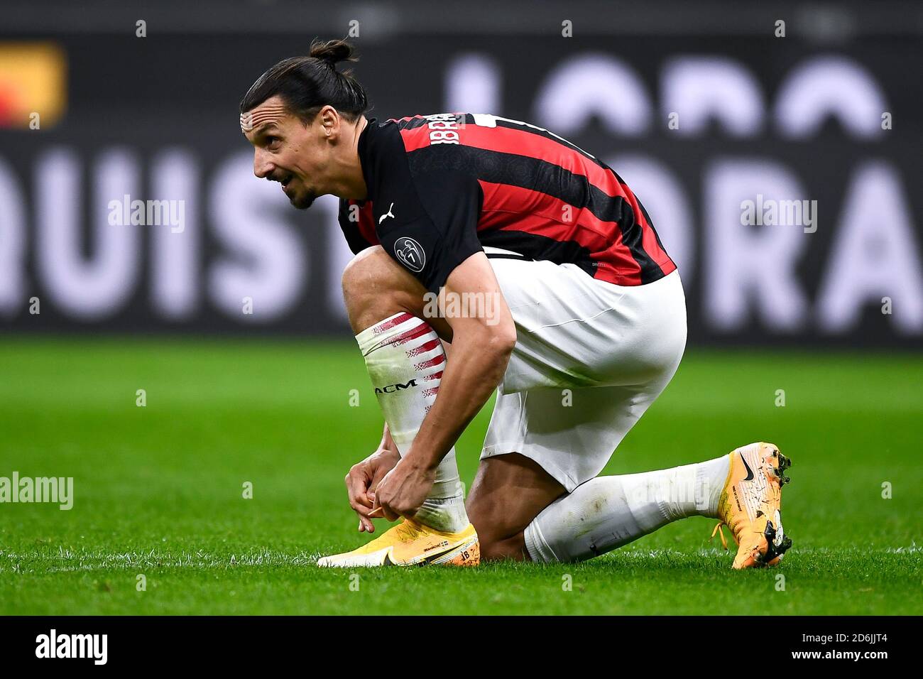 Milán, Italia. 17 de octubre de 2020. MILÁN, ITALIA - 17 de octubre de  2020: Zlatan Ibrahimovic del AC Milan ata sus zapatos durante el encuentro  de fútbol serie A entre el