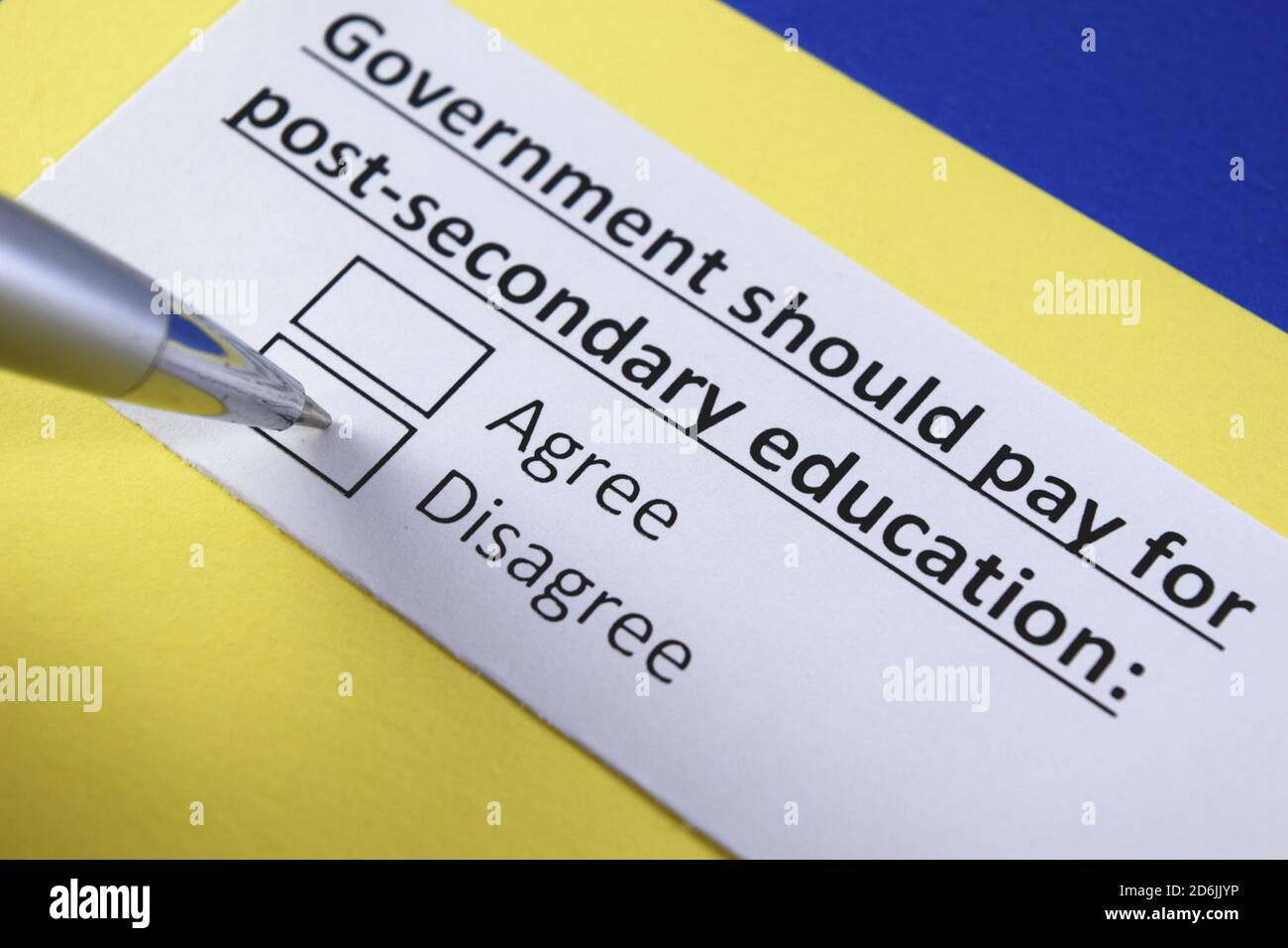El gobierno debe pagar por la educación post-secundaria: ¿de acuerdo o en desacuerdo? Foto de stock