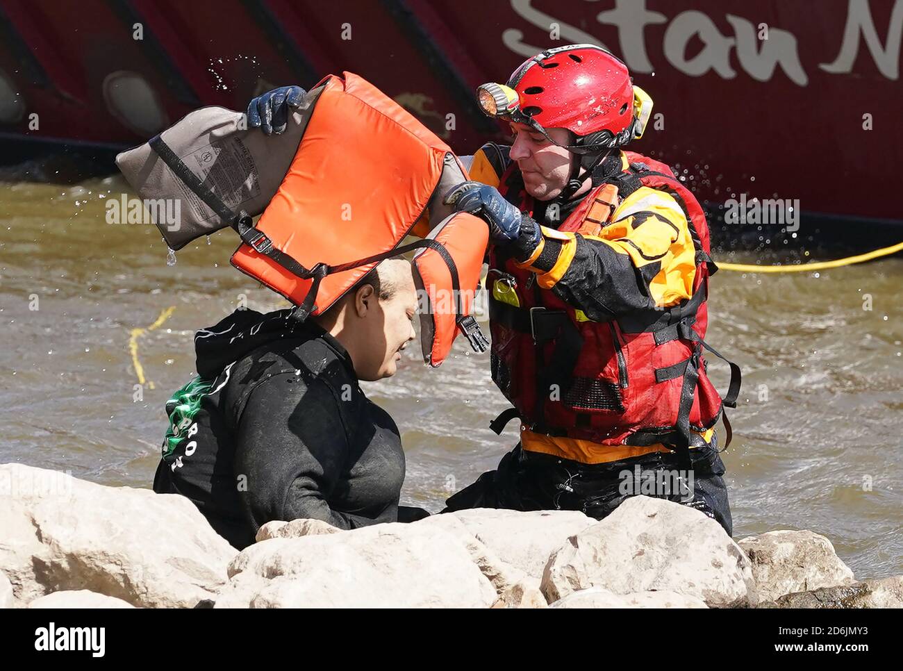 St. Louis, Estados Unidos. 17 de octubre de 2020. Un bombero de San Luis coloca un dispositivo personal de flotación en una mujer que saltó del puente Martin Luther King y en el río Mississippi el sábado, 17 de octubre de 2020. La mujer nadó a las rocas en la base del puente donde los bomberos la trataron y luego la nadó a la orilla. Foto de Bill Greenblatt/UPI crédito: UPI/Alamy Live News Foto de stock