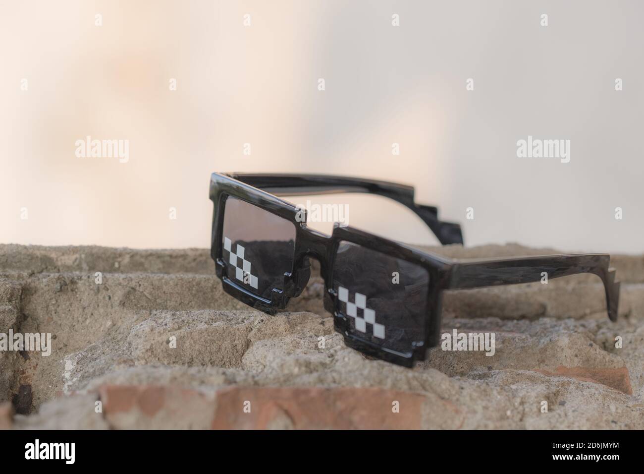 Constituir caminar Lobo con piel de cordero Gafas de sol de pixel negro Thug vida con lentes negras primer plano.  Enfoque selectivo Fotografía de stock - Alamy