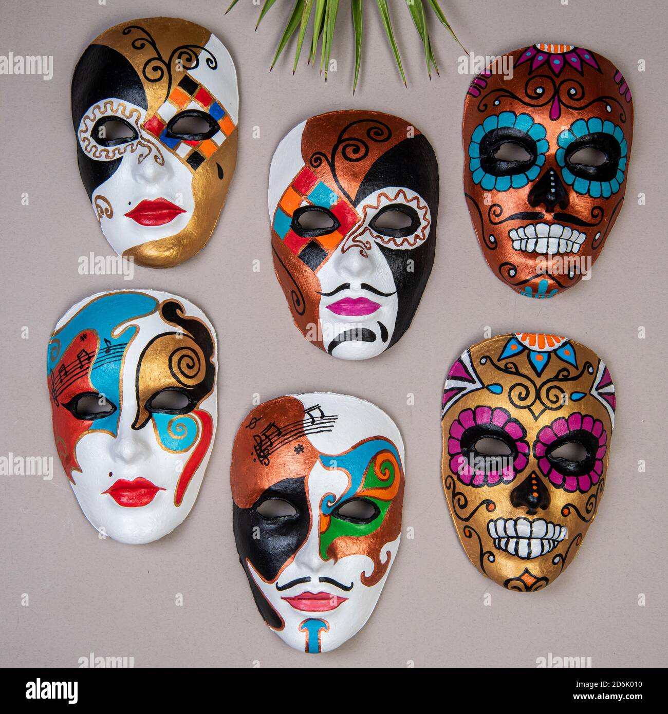 máscaras de carnaval decorativas en la pared Fotografía de stock - Alamy