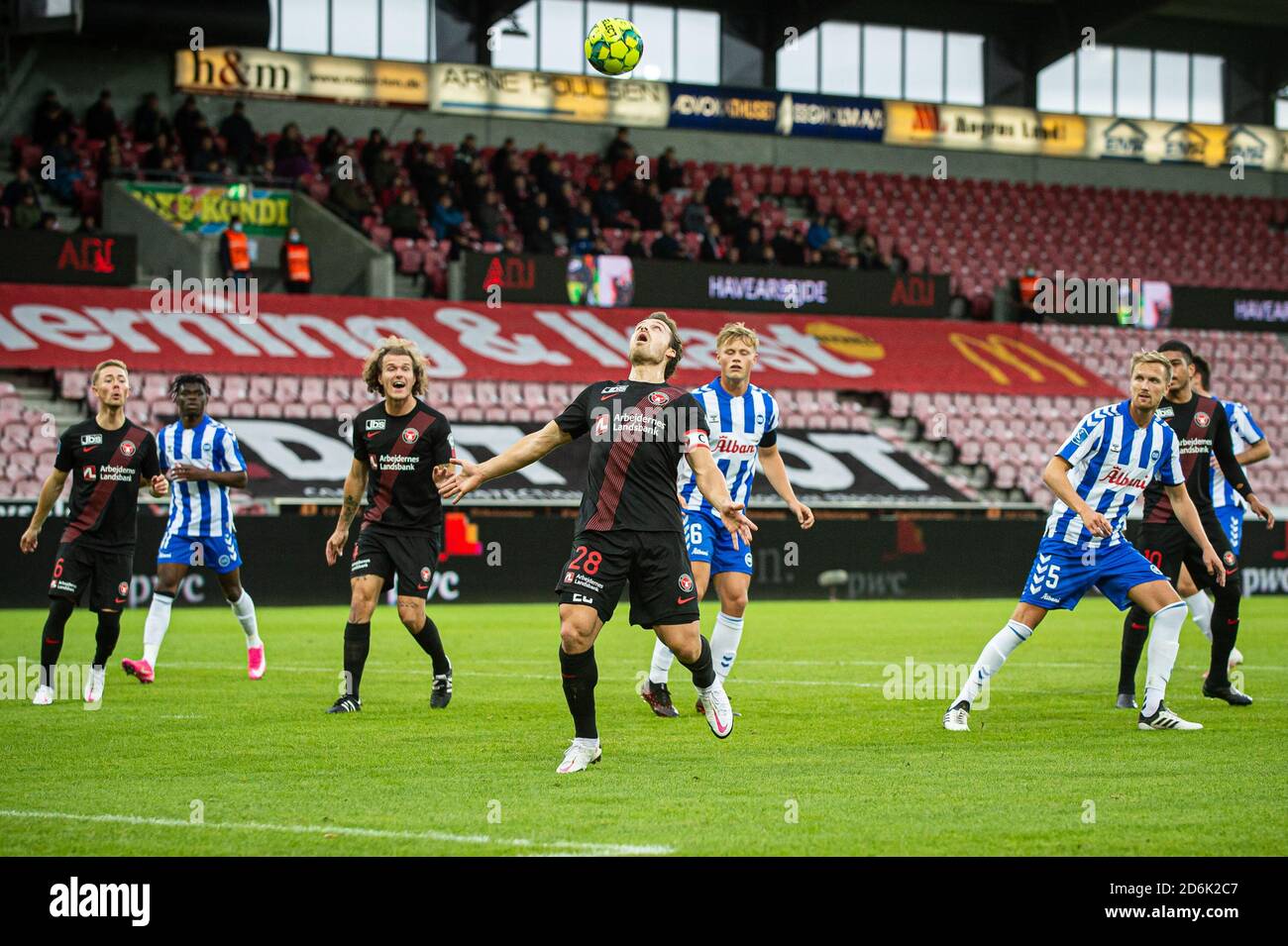 Herning, Dinamarca. 17 de octubre de 2020. Erik Sviatchenko (28) del FC Midtjylland visto durante el 3F Superliga partido entre el FC Midtjylland y Odense Boldklub en MCH Arena en Herning. (Crédito de la foto: Gonzales Photo/Alamy Live News Foto de stock