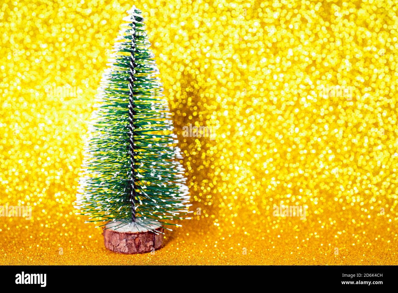 Árbol de Navidad sobre un fondo amarillo brillante - perfecto para fondo o  fondo de pantalla Fotografía de stock - Alamy