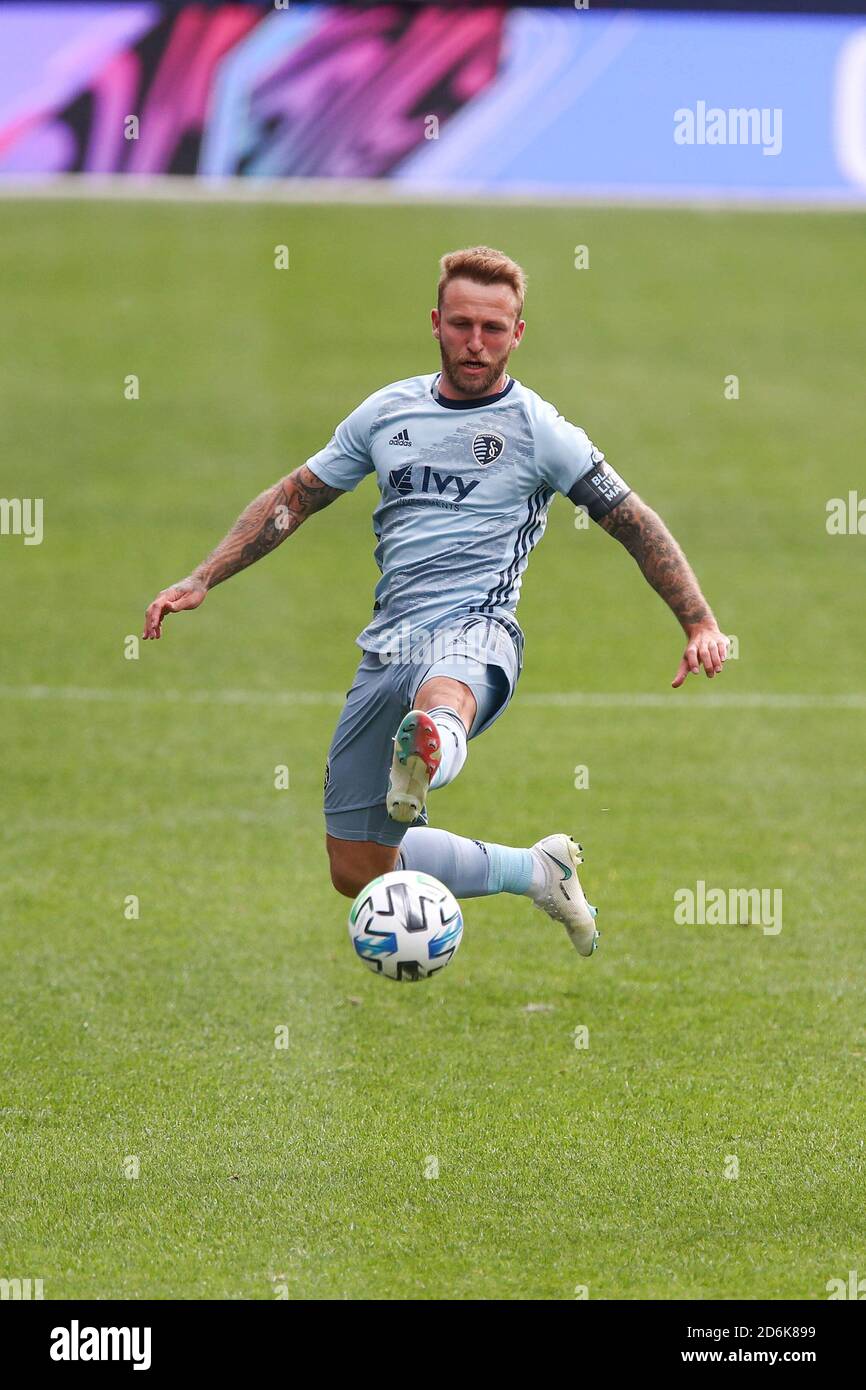 Chicago, Estados Unidos . 17 de octubre de 2020. El delantero deportivo de KC Johnny Russell (7) patea el balón durante un partido de la MLS contra el Chicago Fire FC en Solider Field, sábado, 17 de octubre de 2020, en Chicago, Illinois. The Fire tie Sporting KC 2-2 (IOS/ESPA-Images) crédito: Agencia Europea de Fotografía Deportiva/Alamy Live News Foto de stock