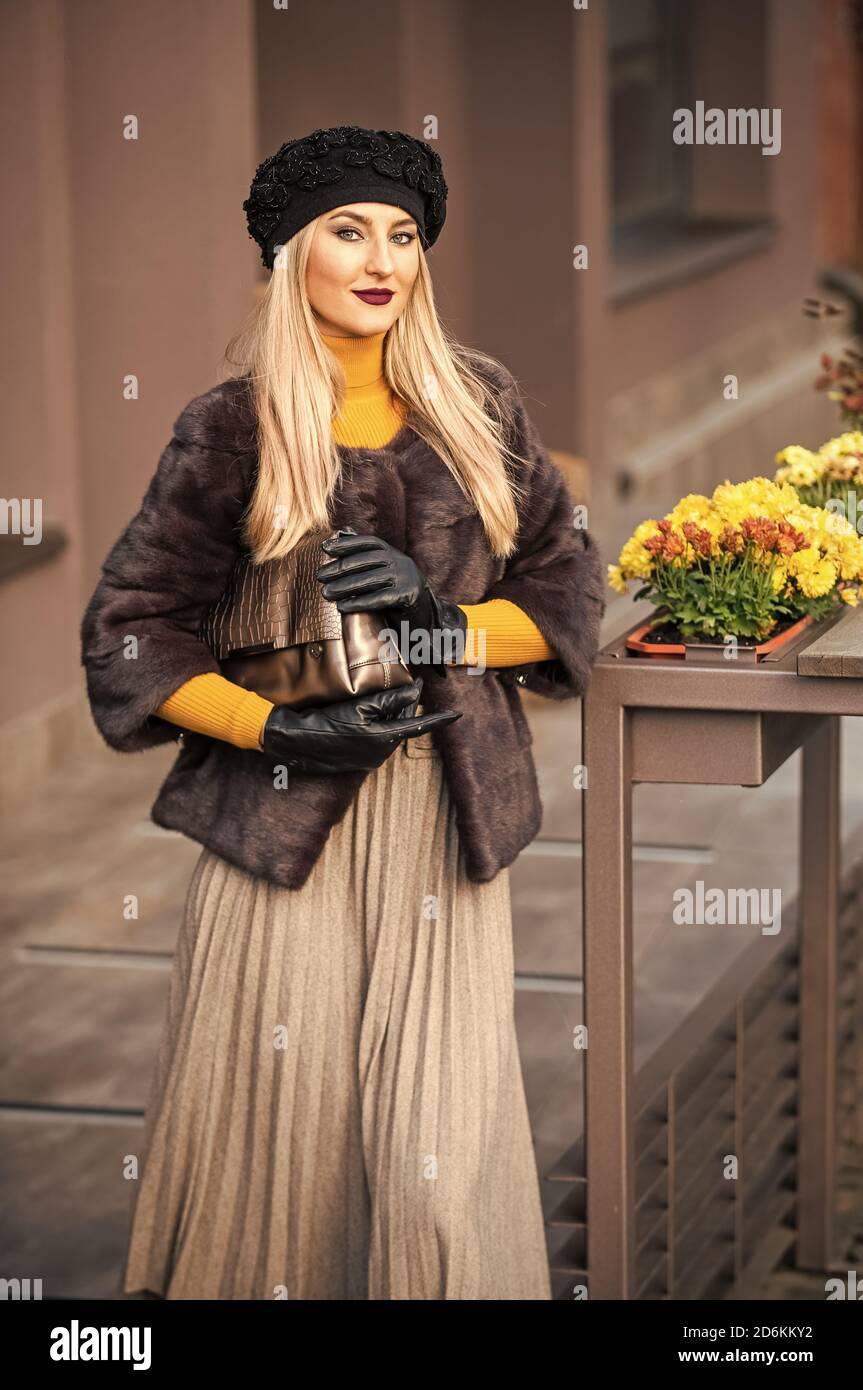 Conjunto de estilo francés. Magnífico modelo. Bonito conjunto de invierno.  Chic y moderno. Conjunto de diferentes texturas a juego. Moda y belleza.  Ropa de otoño. Mujer elegante llevar abrigo de piel. Concepto