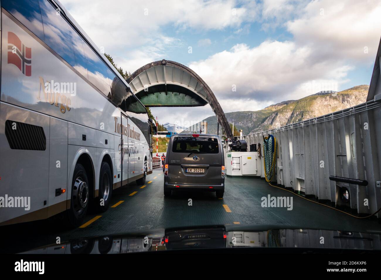 Editorial 09.07.2019 Linge Noruega conducción del ferry de coches pequeños Foto de stock