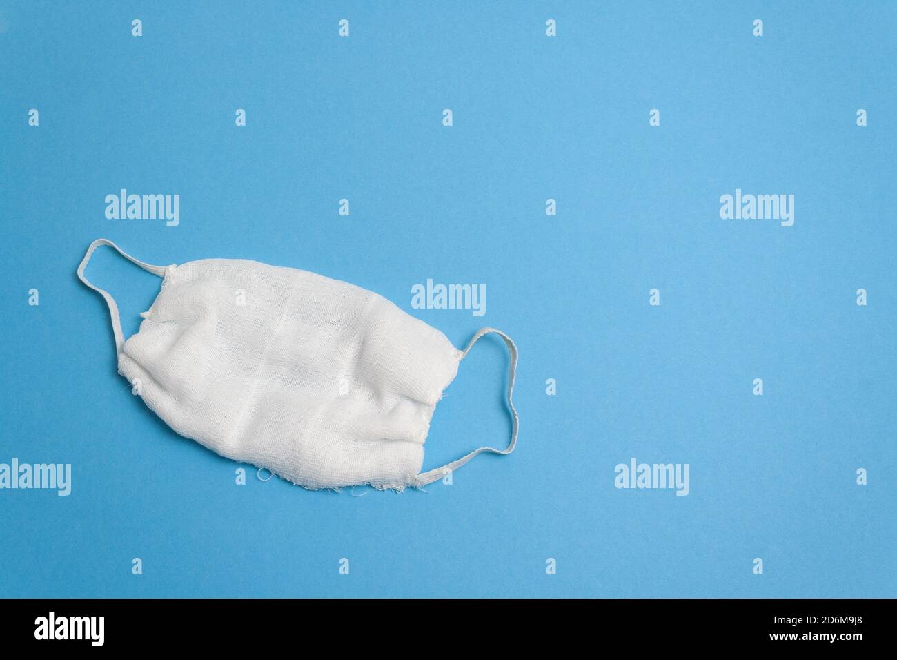 Máscara de gasa médica reutilizable hecha a mano sobre fondo azul aislado.  Mascarilla higiénica, antimicrobiana, antiviral. Máscara de algodón.  Protección contra coronavirus Fotografía de stock - Alamy