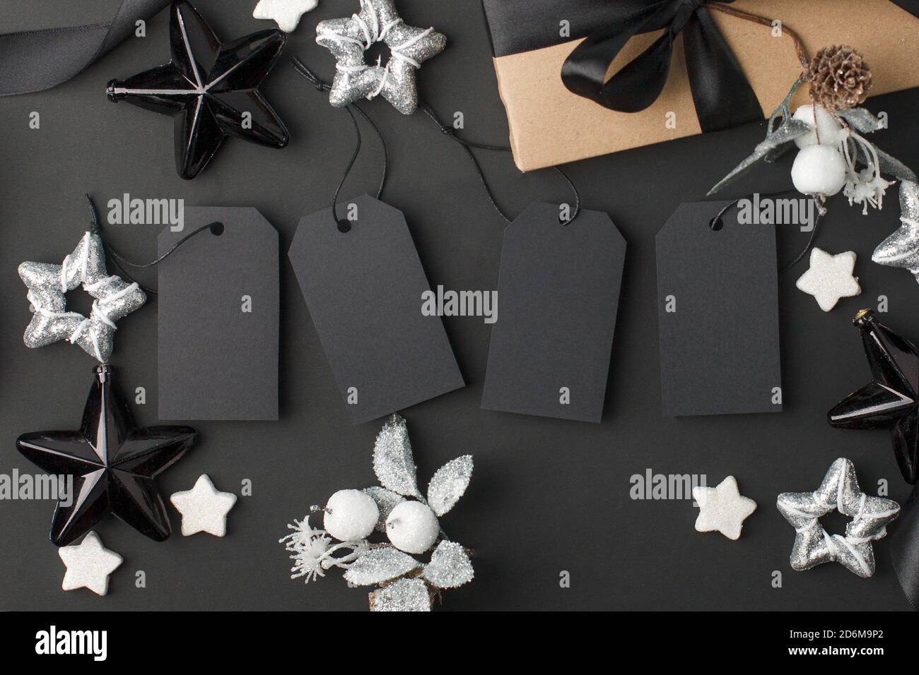 Año Nuevo 2021, Navidad Oferta de temporada - etiquetas con espacio de copia, caja de regalo y decoraciones sobre fondo negro. Concepto de lujo con estilo monocromo Foto de stock