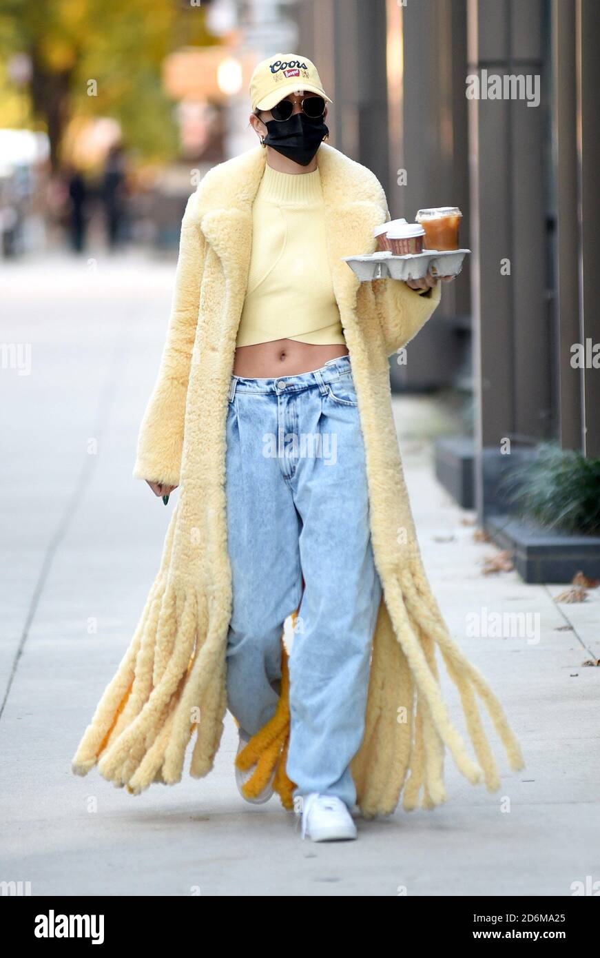 Nueva York, NY, EE.UU. 17 de octubre de 2020. Hailey Bieber fuera y alrededor para Celebrity Candids - SAT, Nueva York, NY 17 de octubre de 2020. Crédito: Kristin Callahan/Everett Collection/Alamy Live News Foto de stock