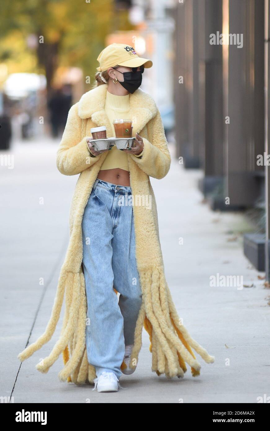 Nueva York, NY, EE.UU. 17 de octubre de 2020. Hailey Bieber fuera y alrededor para Celebrity Candids - SAT, Nueva York, NY 17 de octubre de 2020. Crédito: Kristin Callahan/Everett Collection/Alamy Live News Foto de stock